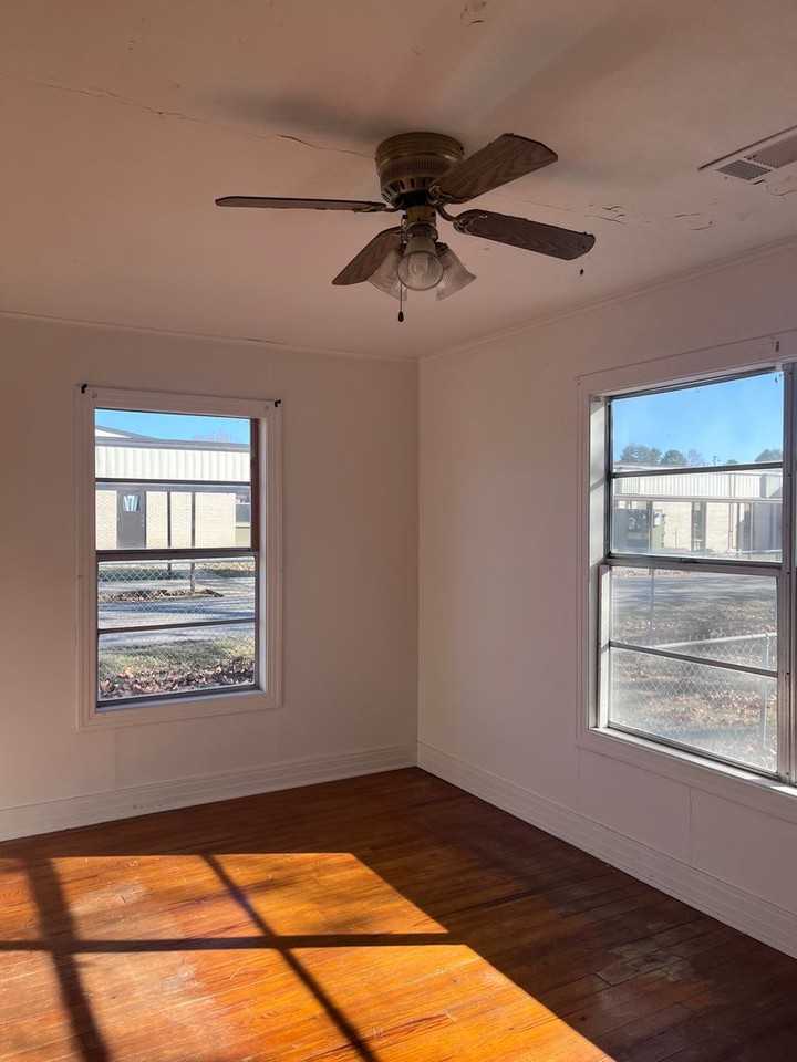 401 Holly St - Photo 2 of 3