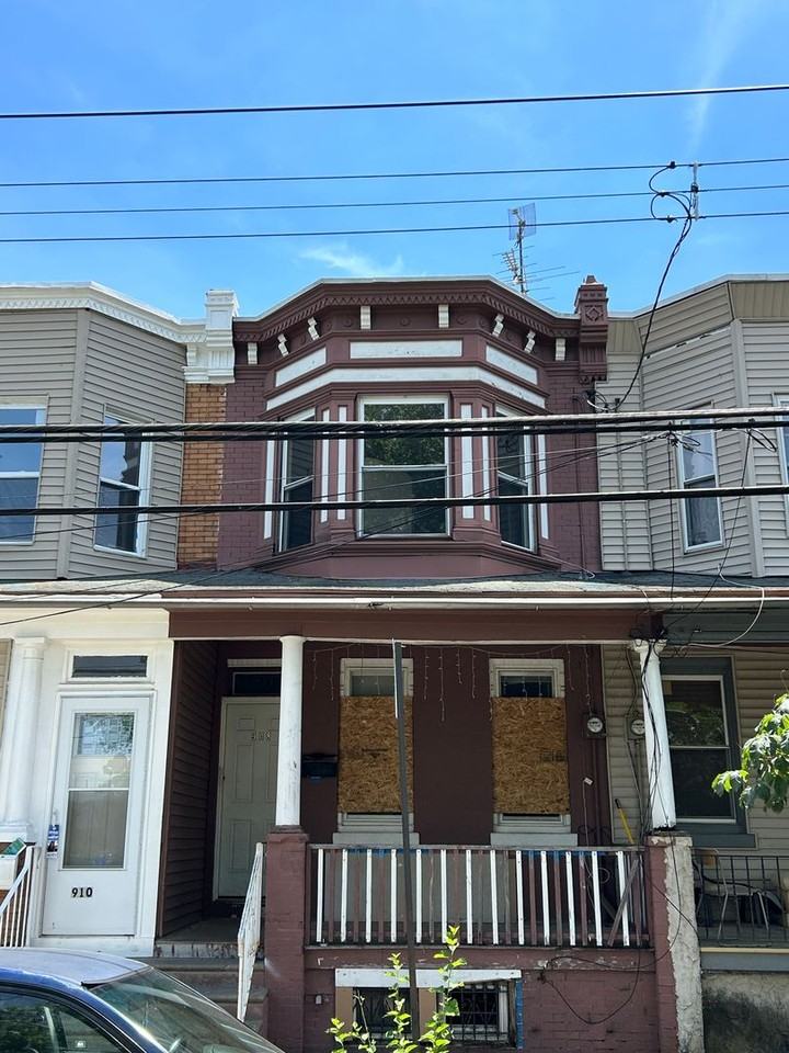 908 N 3rd St - Photo 2 of 16