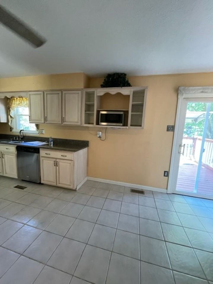 350 Valley View Dr - Photo 5 of 18