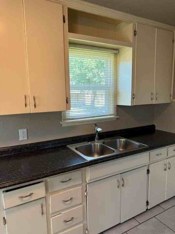 315 W Marshall Dr - Photo 5 of 12