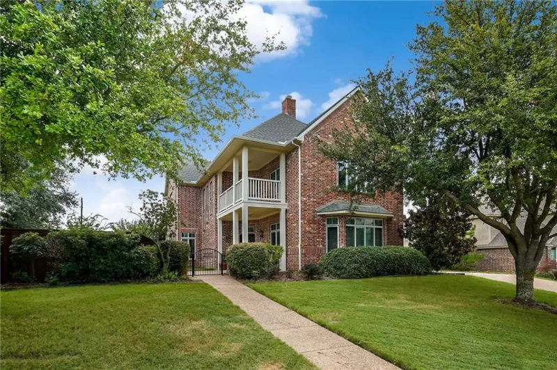 2505 Cambridge Dr - Photo 2 of 18