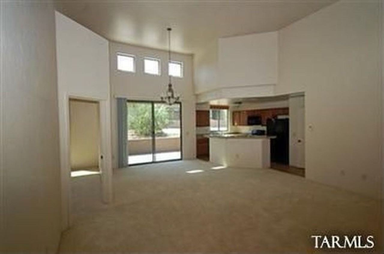 140 East Knight Lane - Photo 3 of 6