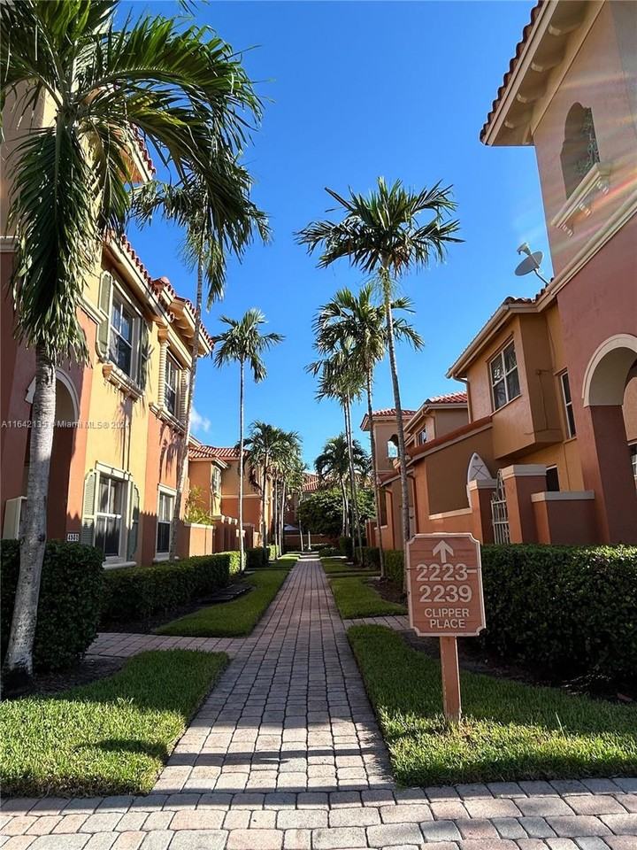 4918 Spinnaker Dr #5009 - Photo 3 of 8