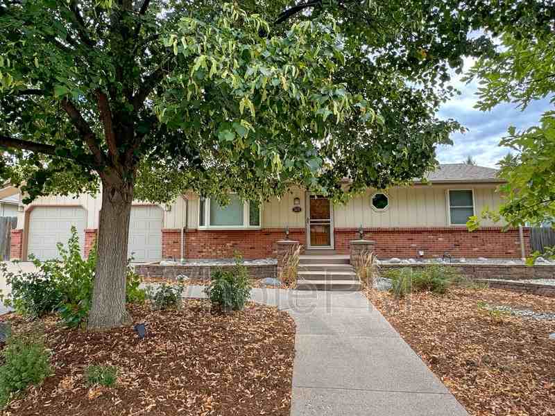 5272 Arbutus St - Photo 2 of 47