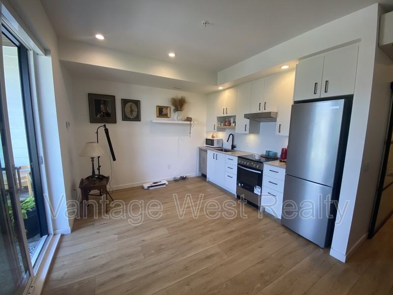 411-660 Cawston Ave - Photo 2 of 5