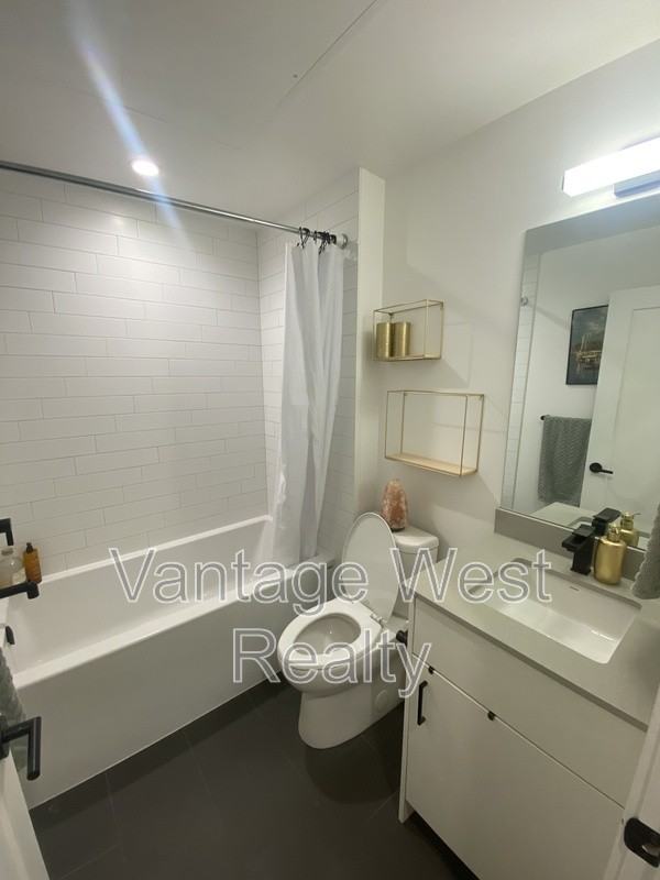 411-660 Cawston Ave - Photo 3 of 5