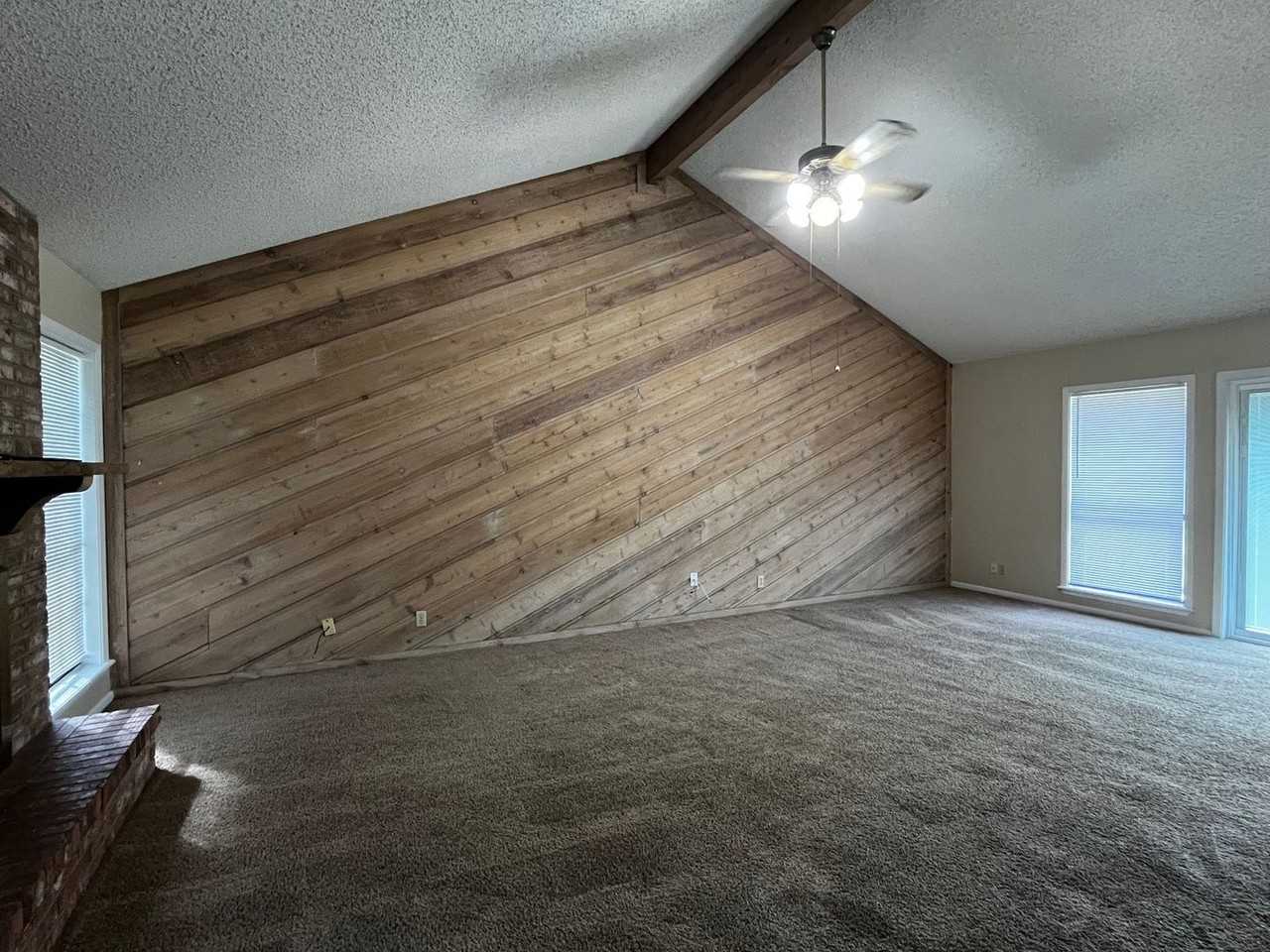 211 Taos Dr - Photo 2 of 11