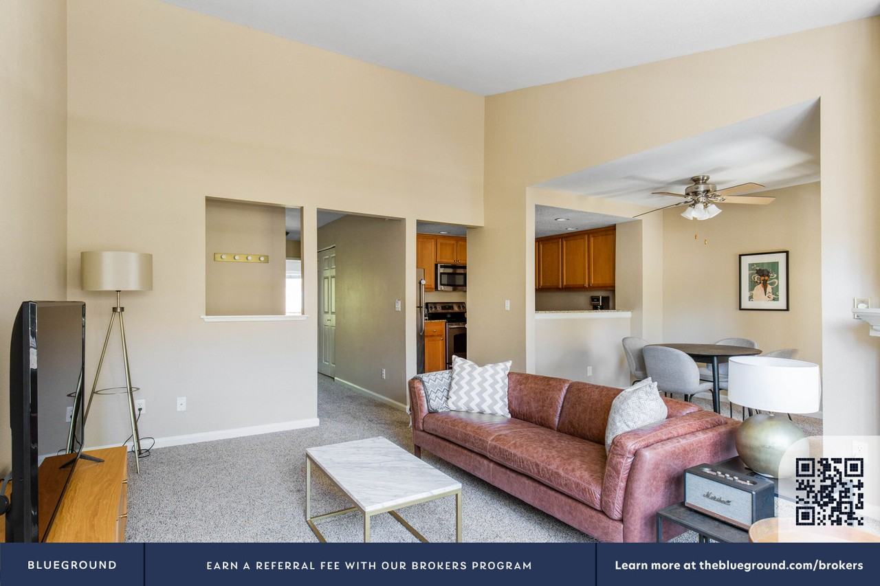 1570 Vista Club Cir #514 - Photo 5 of 33