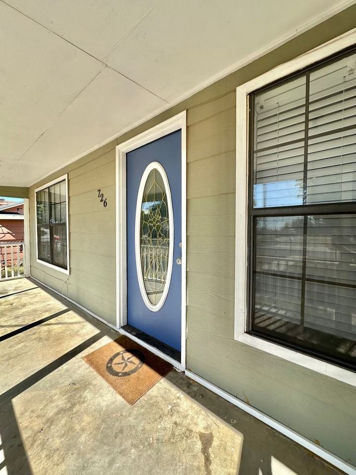 726 Rust St - Photo 2 of 4
