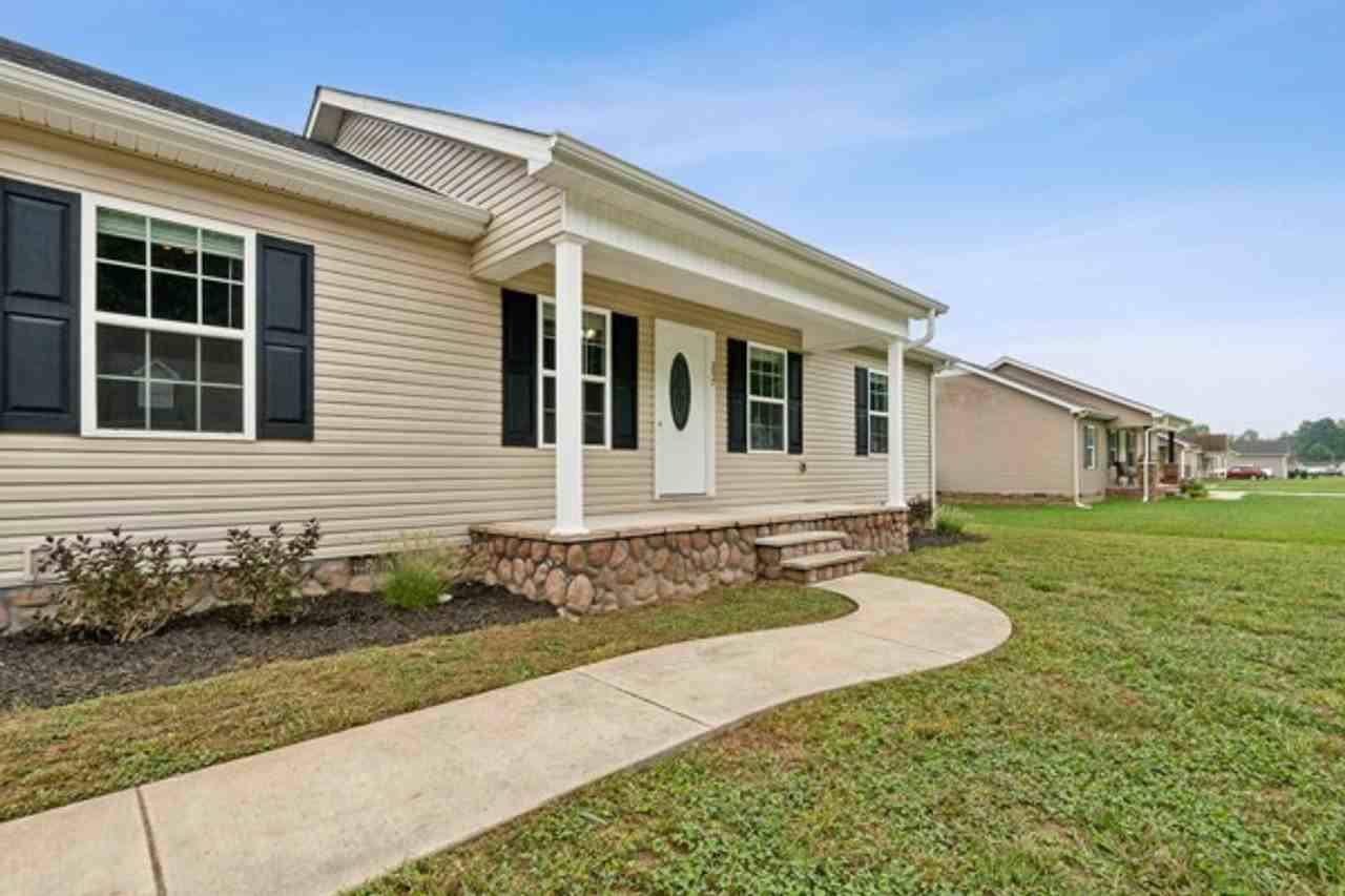 257 Williamsburg Cir - Photo 2 of 49