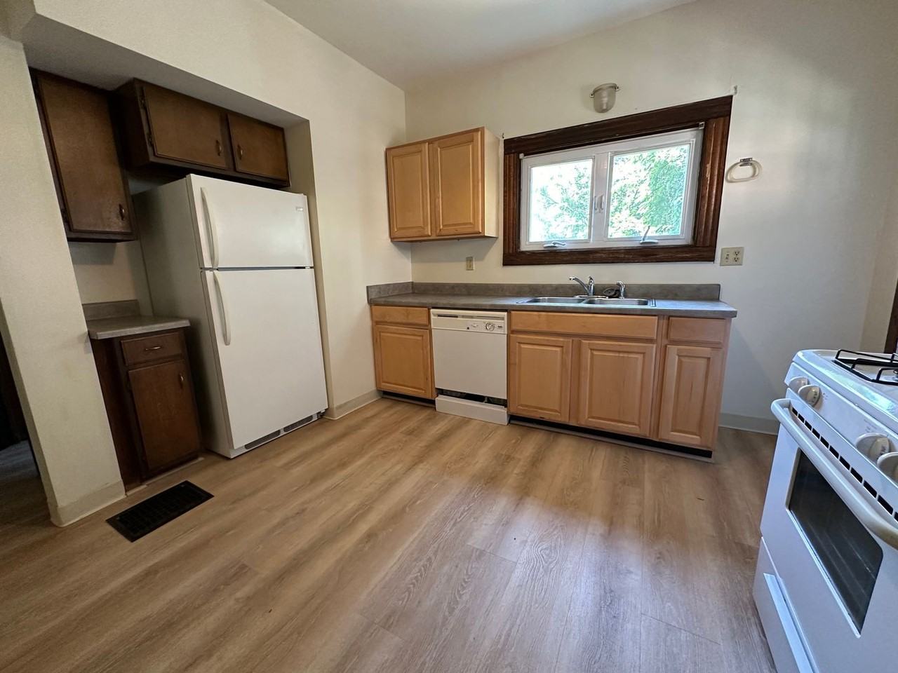 306 Eddy St - Photo 3 of 18
