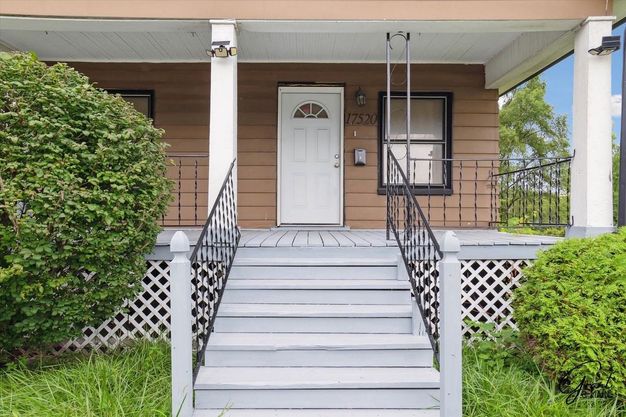 17520 Russell St - Photo 2 of 14