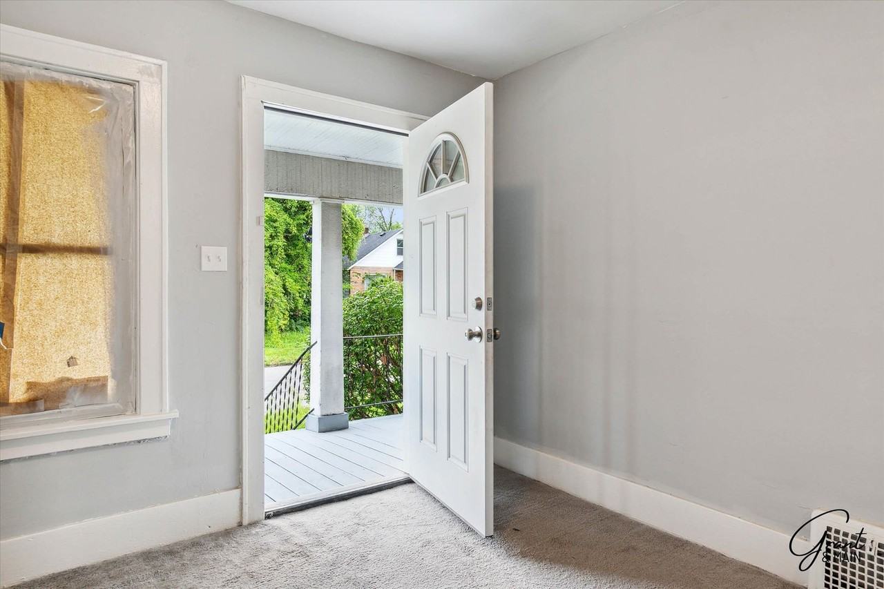 17520 Russell St - Photo 3 of 14