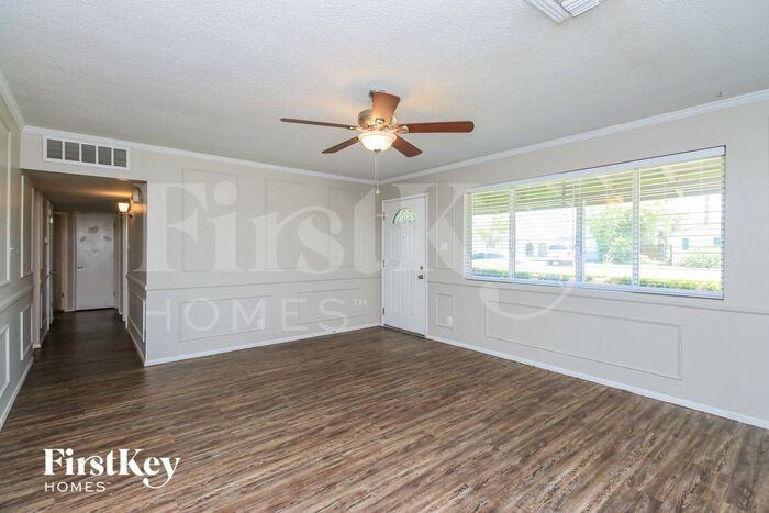 1012 W 16th St - Photo 3 of 15