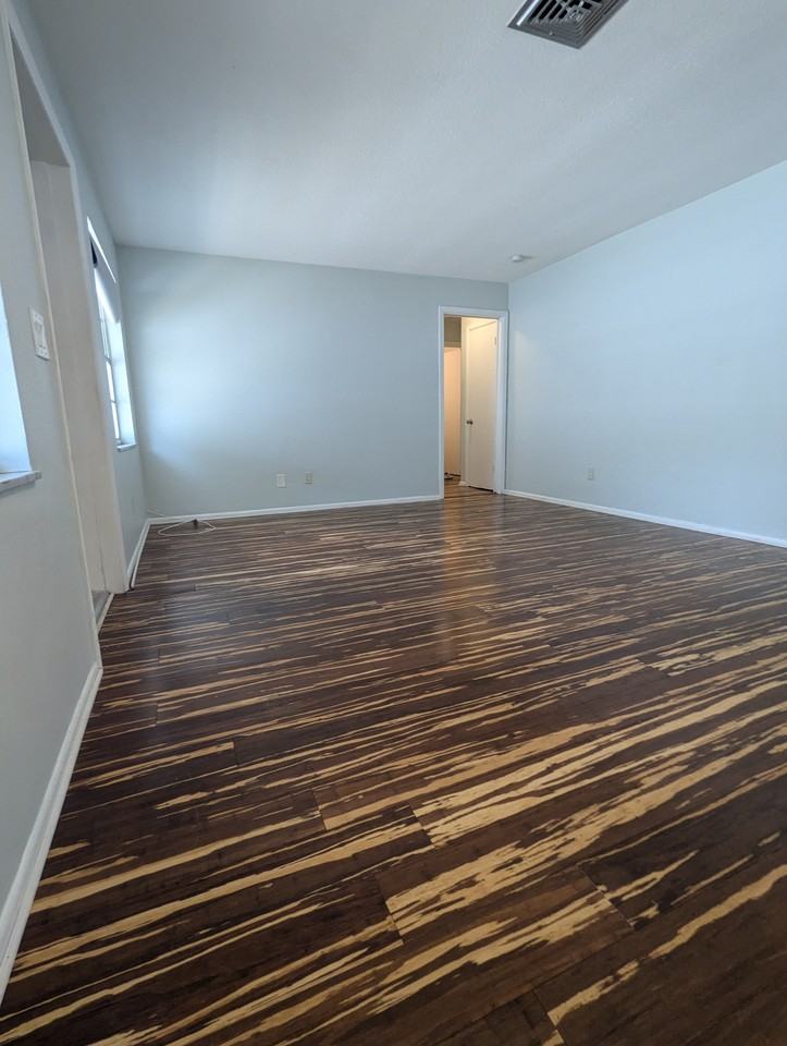 1349 S Michigan Ave #B - Photo 2 of 11