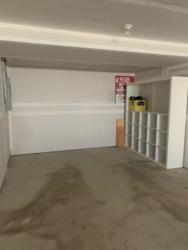 Spacious 3 bed 2.5 bathTtownhouse*Tandem Double Garage*Deck* - Photo 2 of 48