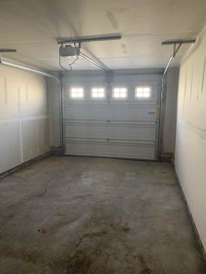 Spacious 3 bed 2.5 bathTtownhouse*Tandem Double Garage*Deck* - Photo 3 of 48