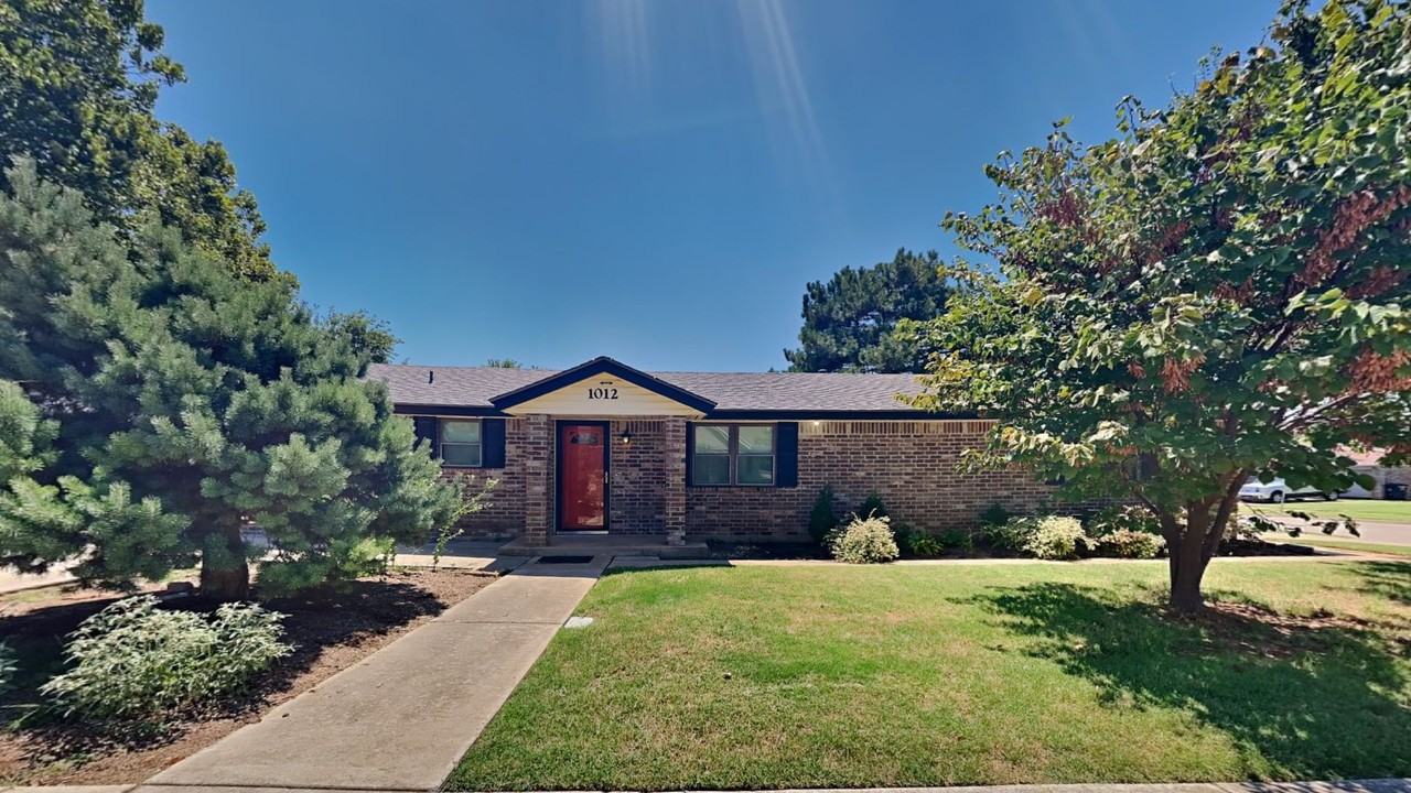 1012 Se 8th St - Photo 3 of 25