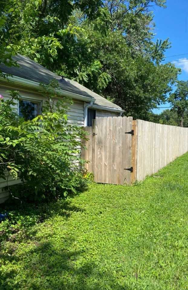 1343 Rhodes St - Photo 2 of 9