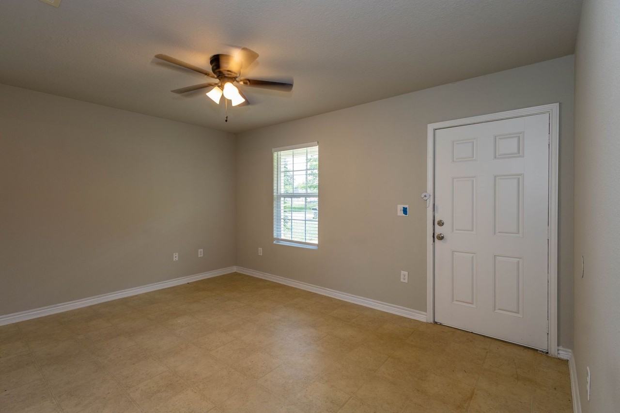 1840 Elgie St - Photo 2 of 23