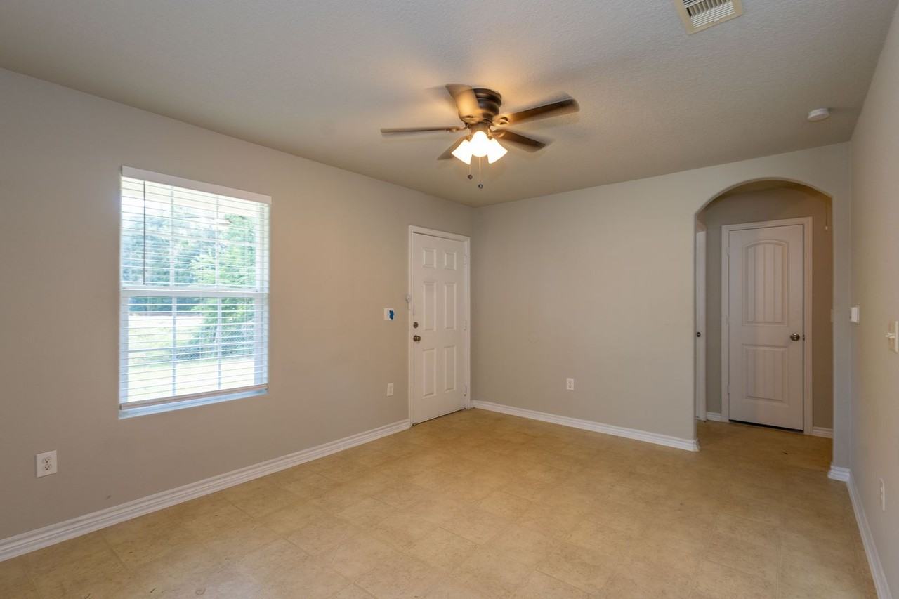 1840 Elgie St - Photo 3 of 23
