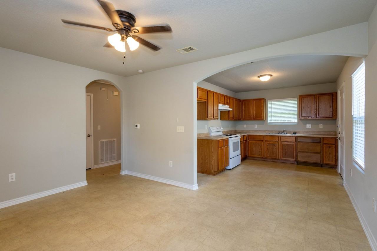 1840 Elgie St - Photo 4 of 23
