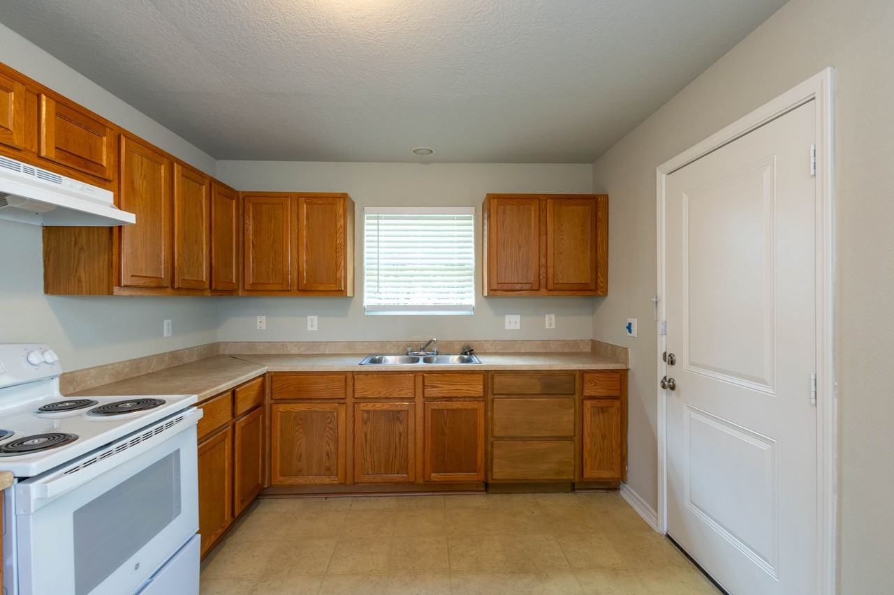 1840 Elgie St - Photo 5 of 23