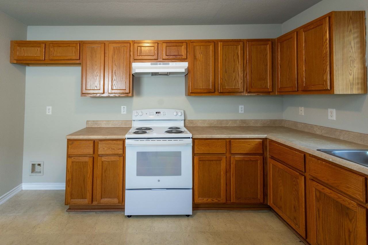 1840 Elgie St - Photo 6 of 23