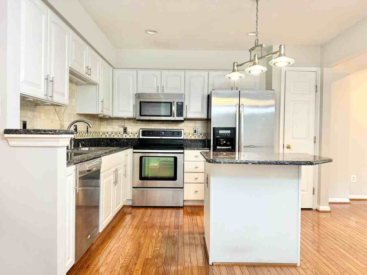 15753 Viewpoint Cir - Photo 3 of 28