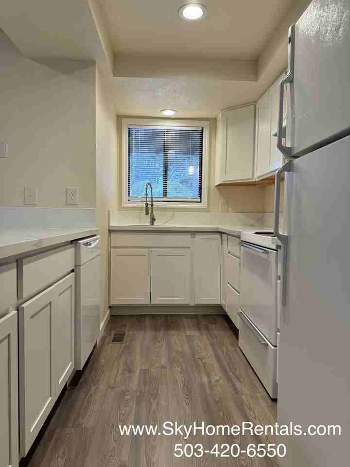 602 Fanny Court Northeast - Photo 7 of 15