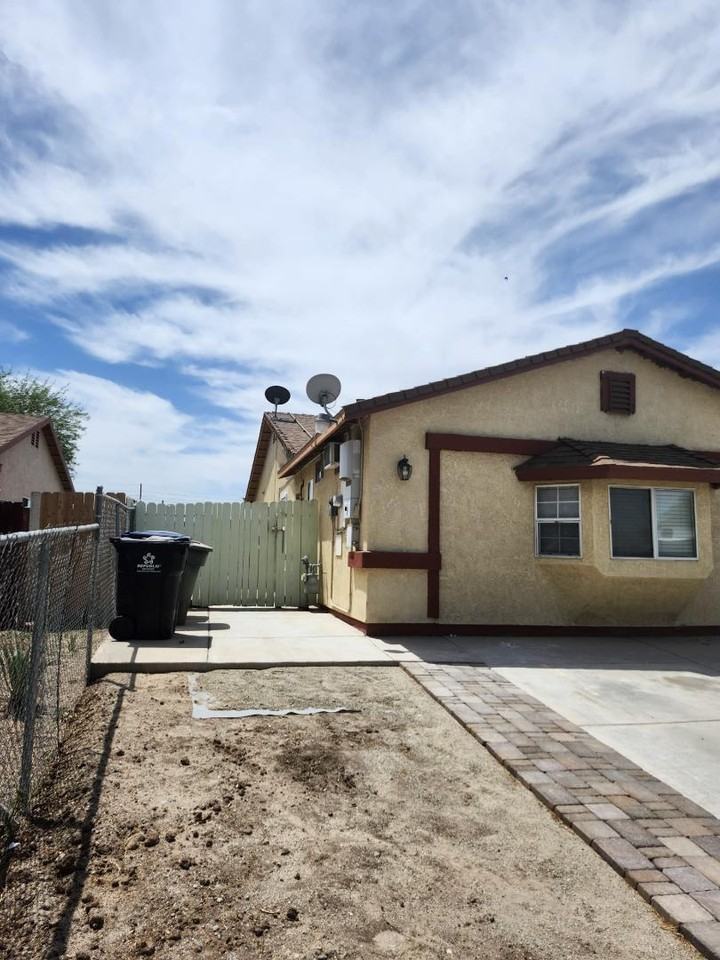 1248 Camino del Rio - Photo 2 of 2