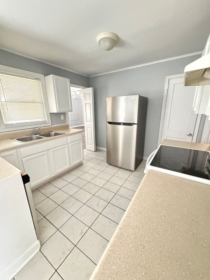 307 Claiborne Avenue - Photo 3 of 14