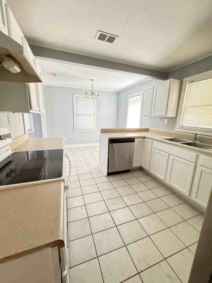 307 Claiborne Avenue - Photo 6 of 14