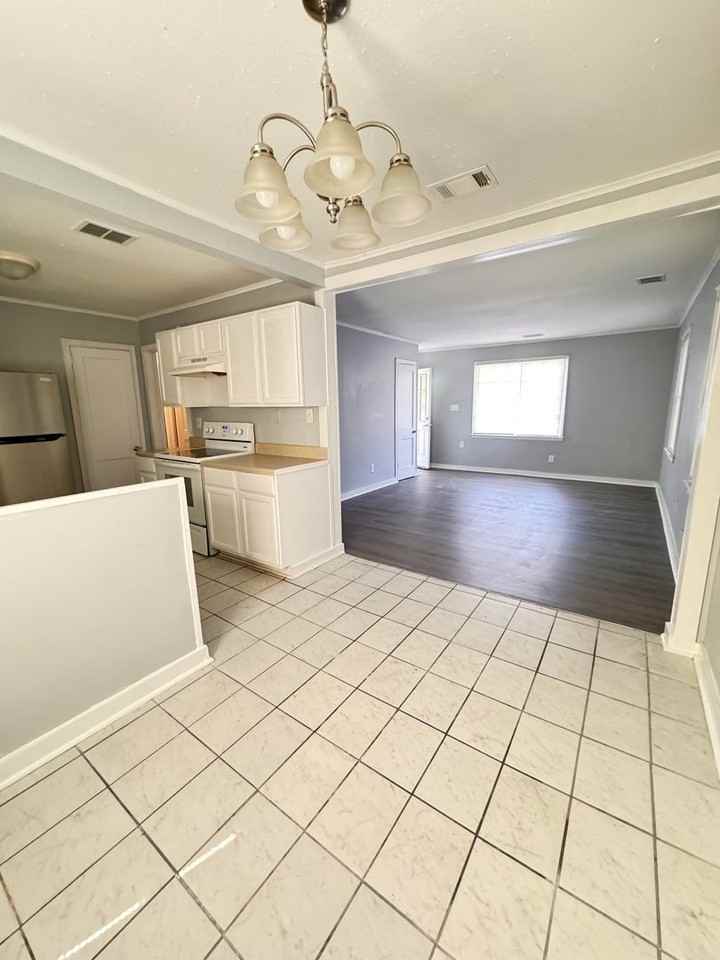 307 Claiborne Avenue - Photo 7 of 14