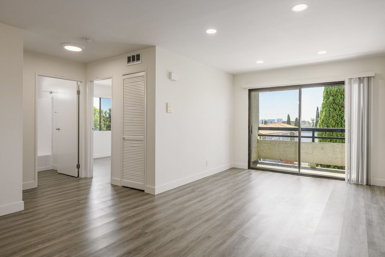 5533 Barton Ave - Photo 2 of 47