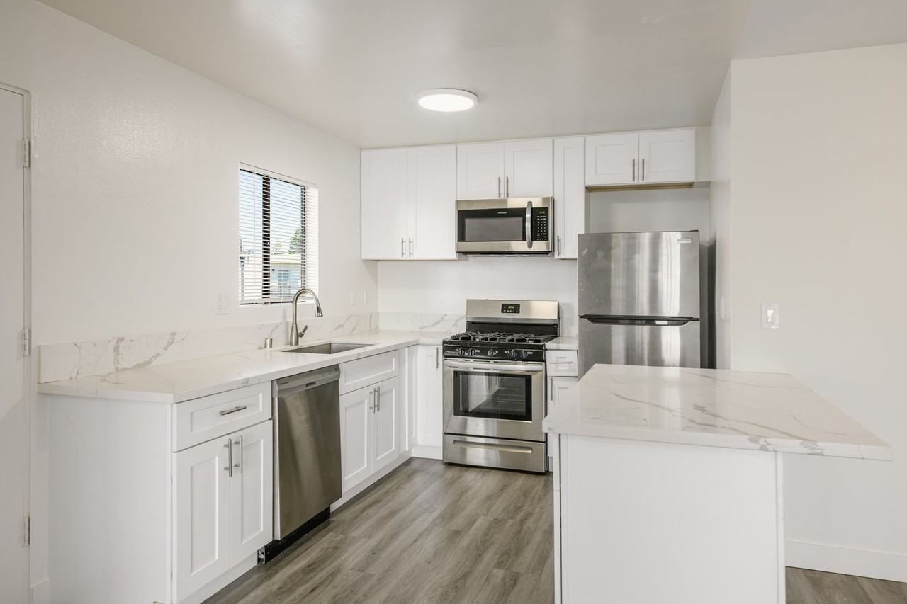5533 Barton Ave - Photo 4 of 47