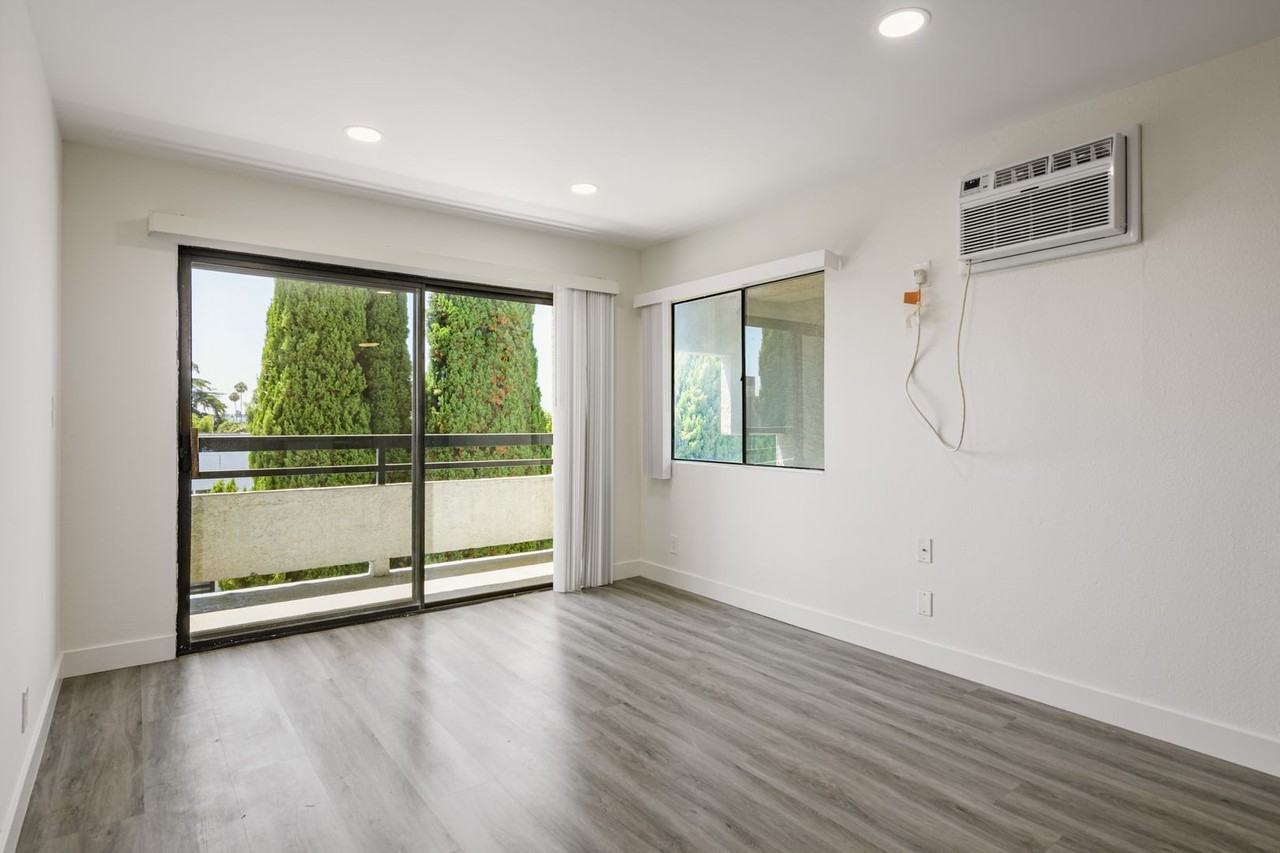 5533 Barton Ave - Photo 5 of 47