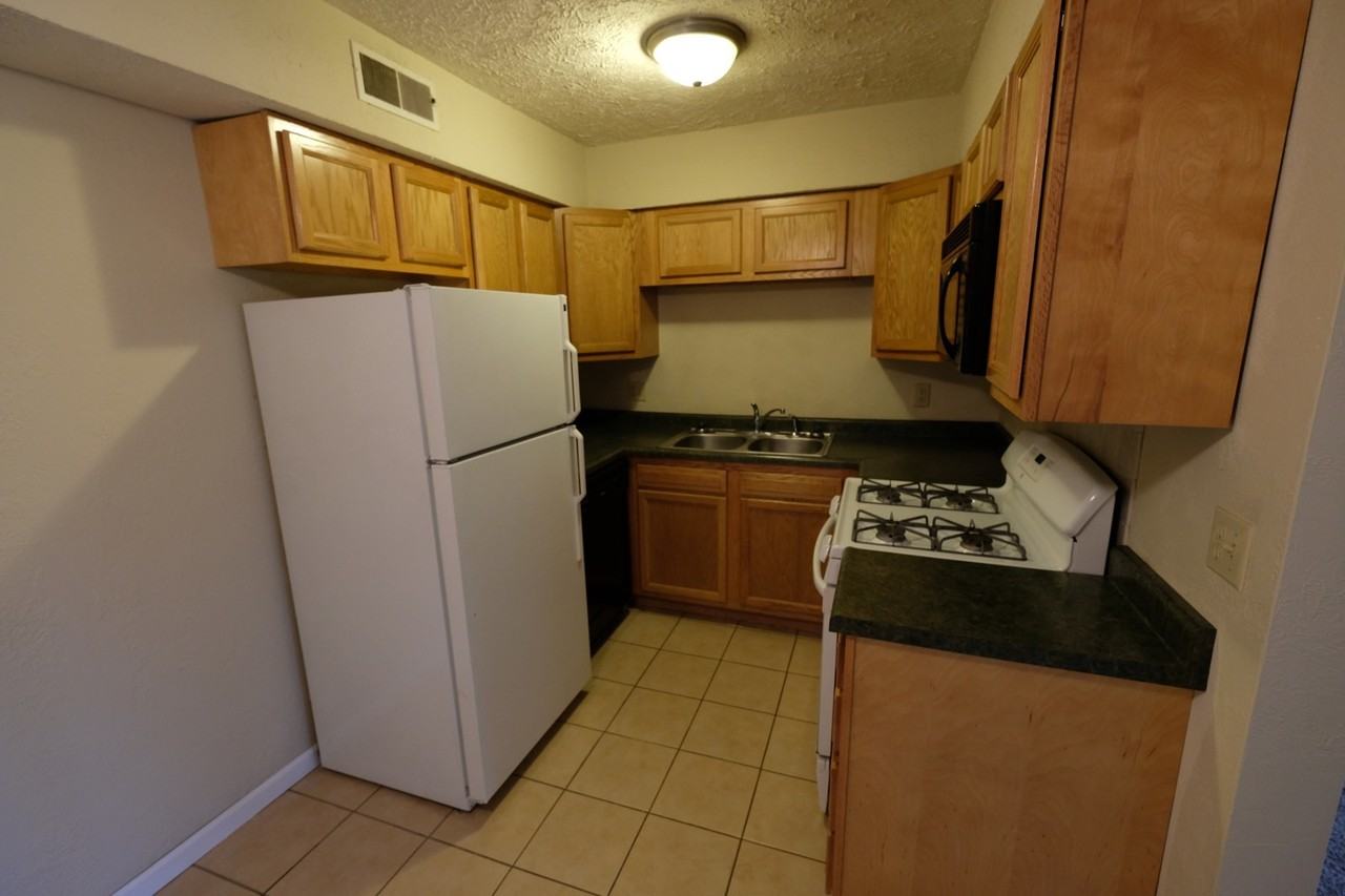 807 N Fell Ave - Photo 2 of 9