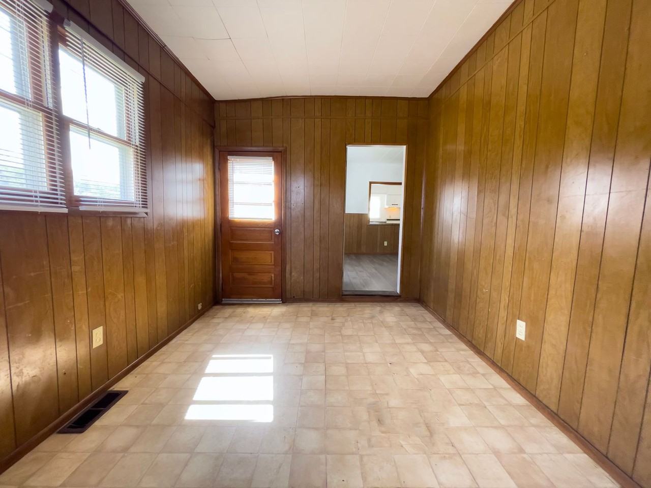 1501 W 10th St - Photo 2 of 32