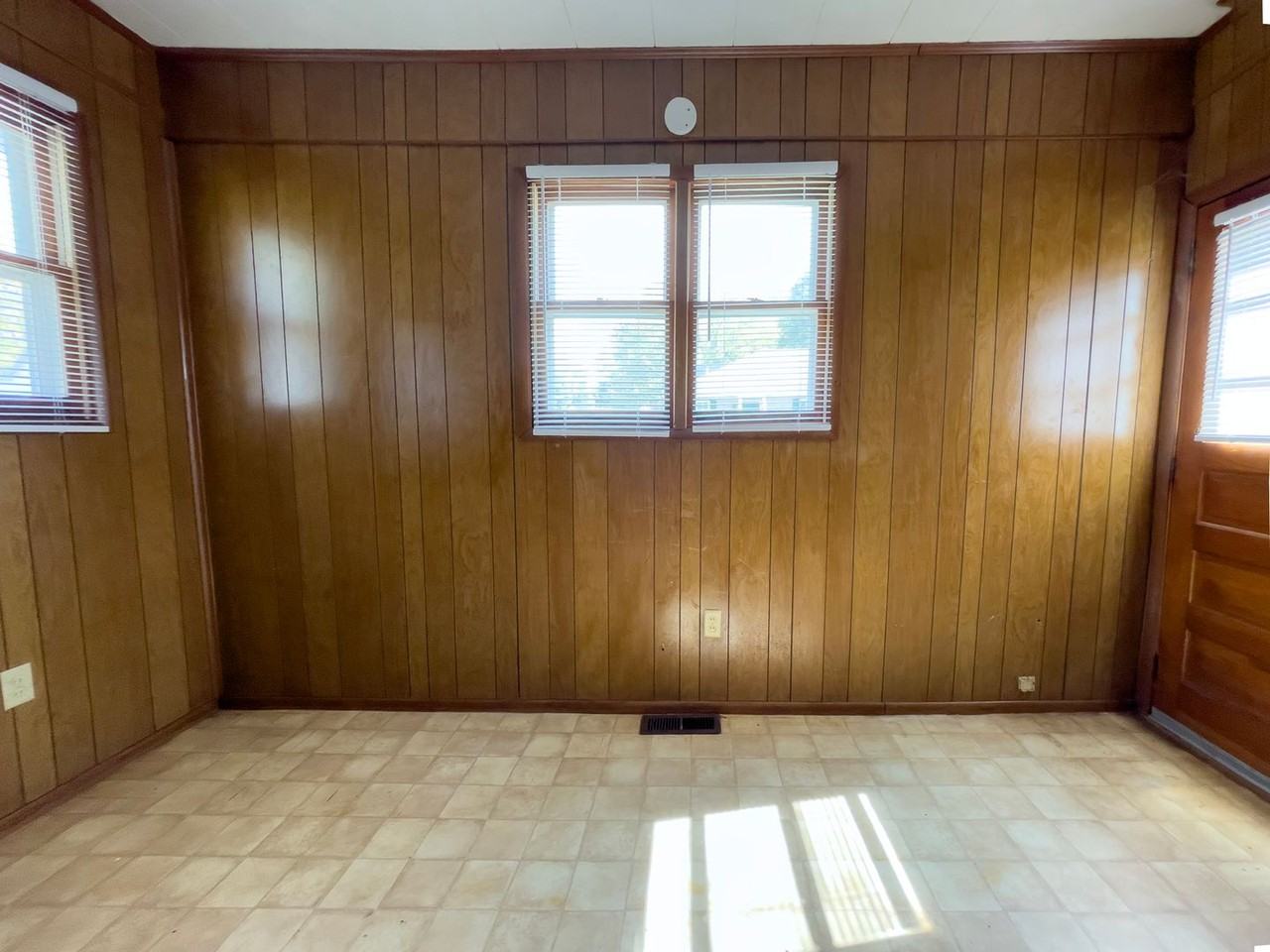 1501 W 10th St - Photo 3 of 32