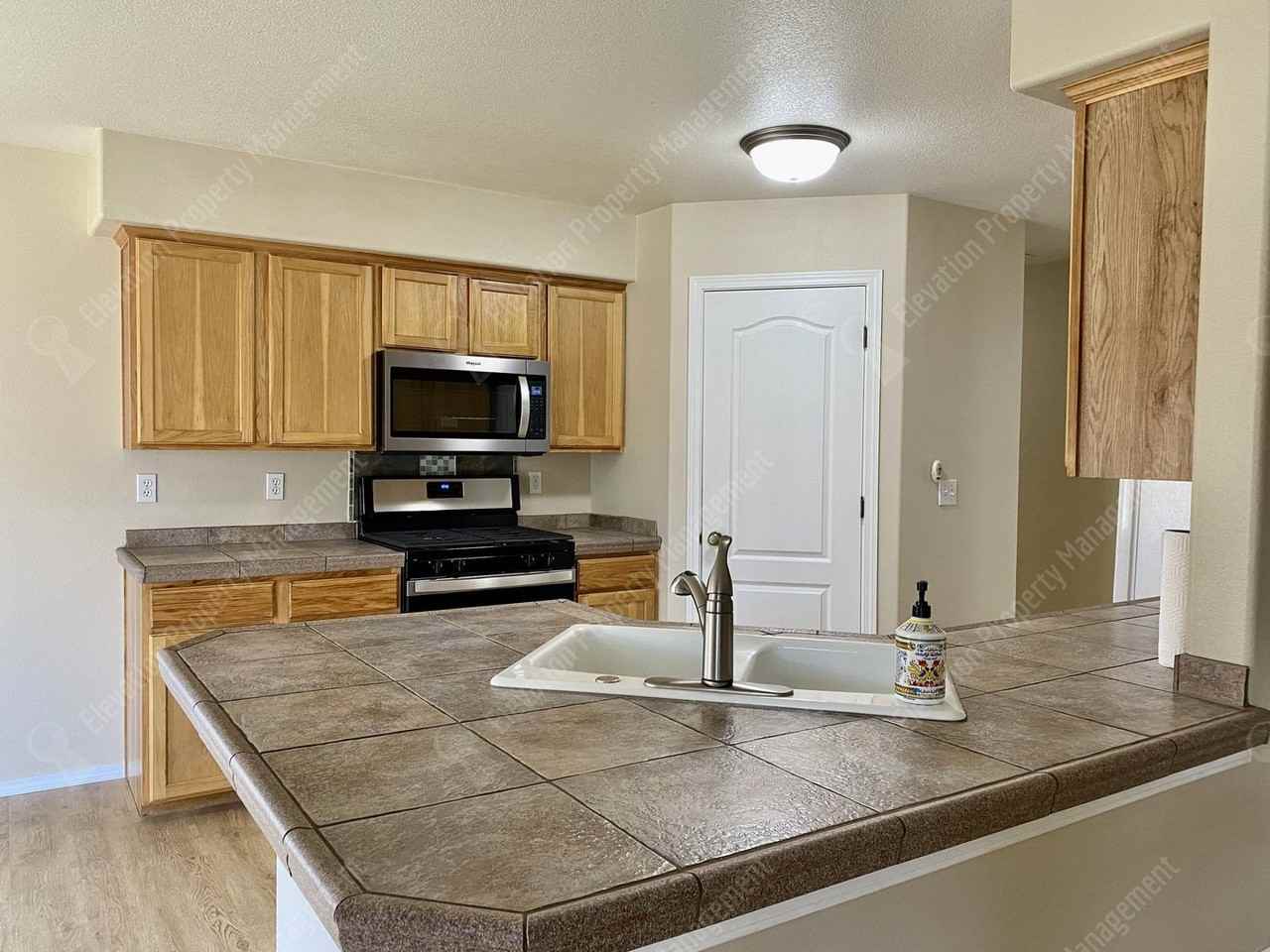 625 Ne Redwood Ave - Photo 7 of 20