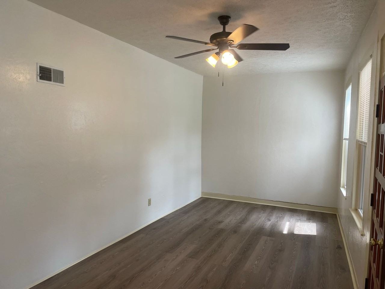 212 N John St - Photo 2 of 10