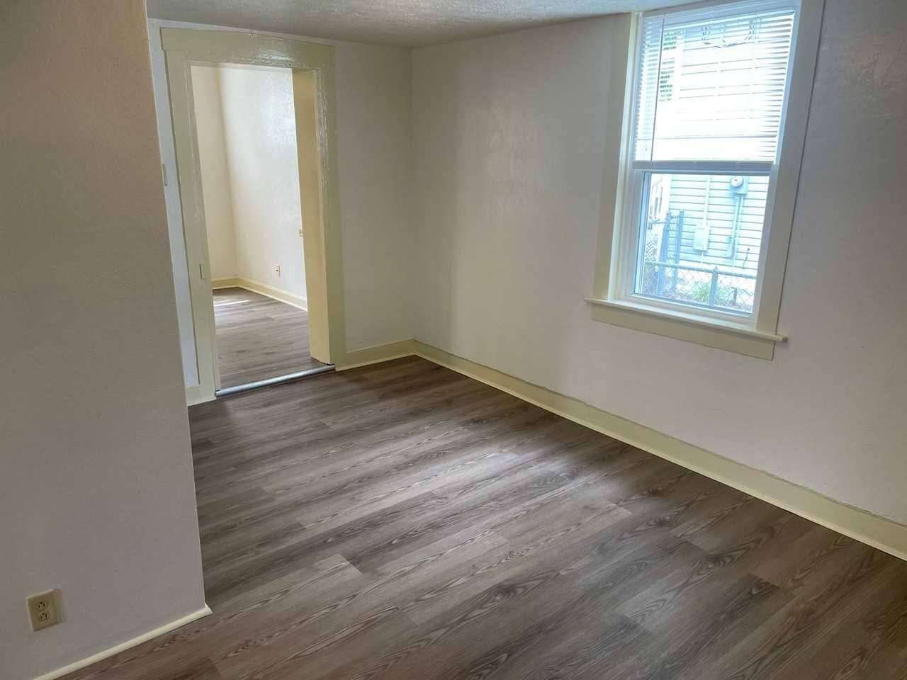 212 N John St - Photo 3 of 10