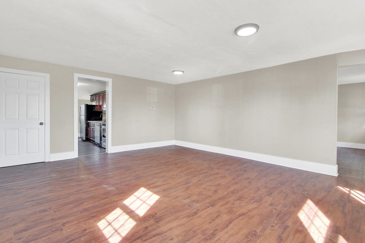 505 E Market St - Photo 3 of 29