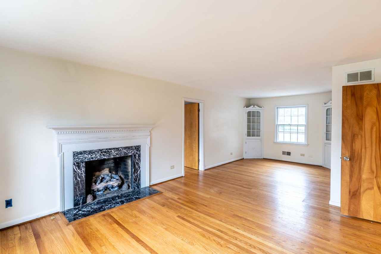 1406 Holly Rd - Photo 3 of 44