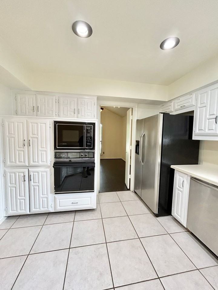 2425 Trellis Ln - Photo 3 of 30