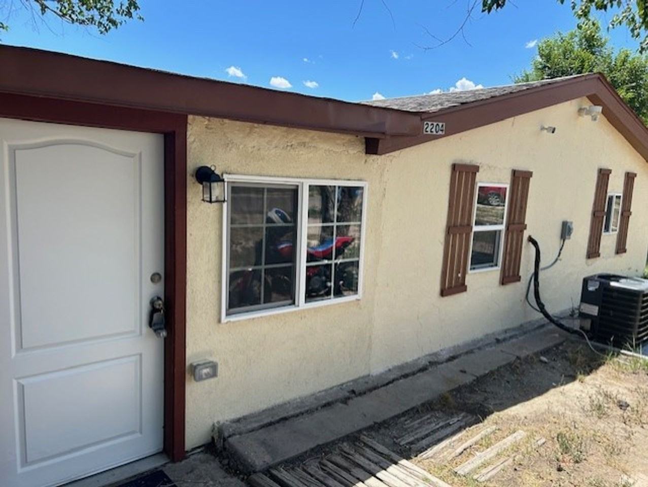 2204 W 12th St - Photo 2 of 16