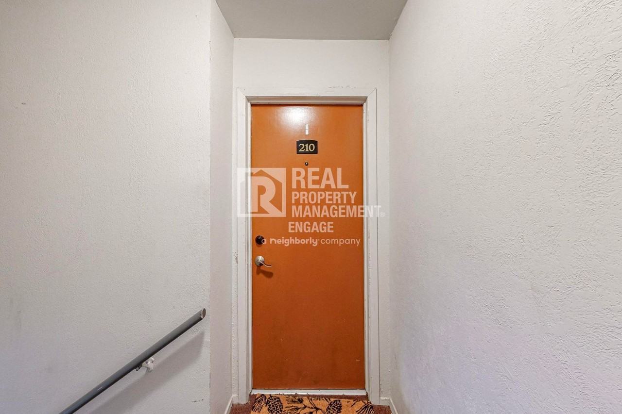 5220 Fleetwood Oaks Ave #210 - Photo 7 of 33