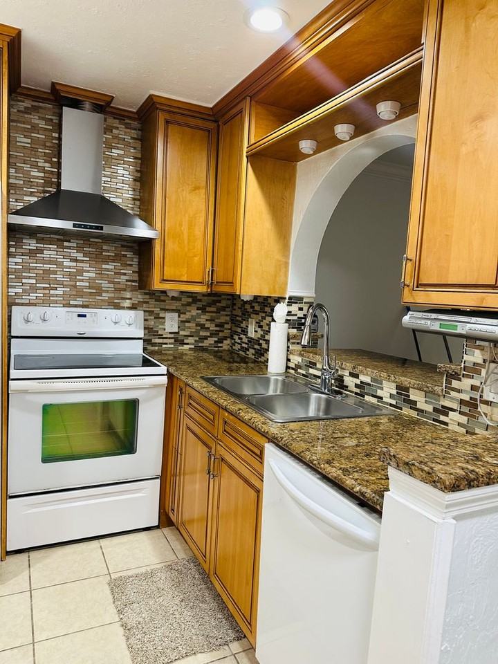 4514 Sw 8th Pl - Photo 3 of 12