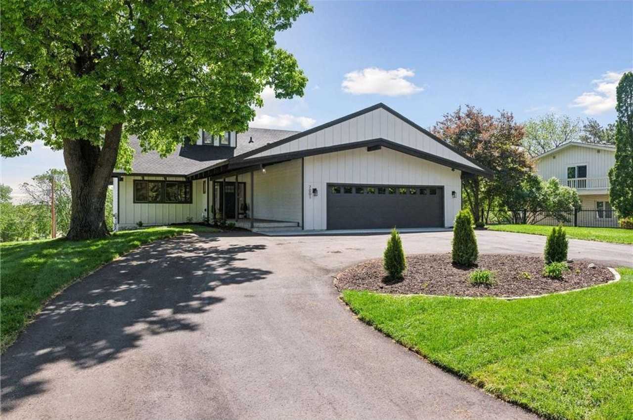 7001 Antrim Rd - Photo 2 of 33